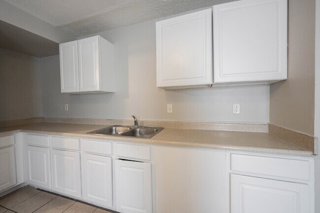 Building Photo - "Charming 3-Bed, 2-Bath Retreat in Indiana...