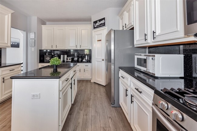 Building Photo - 10815 Oak Bayou Ln