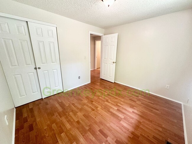 Building Photo - Gorgeous 4 Bedroom 2 Bath with Fully Fence...
