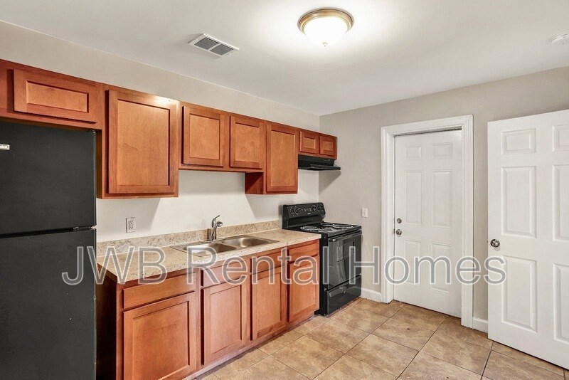 Building Photo - 6003 Commodore Dr