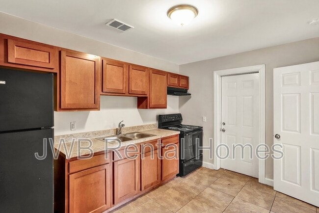 Building Photo - 6003 Commodore Dr