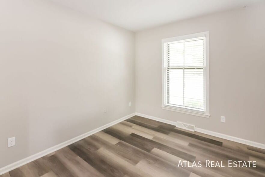 Building Photo - 408 NE Noeleen Ln