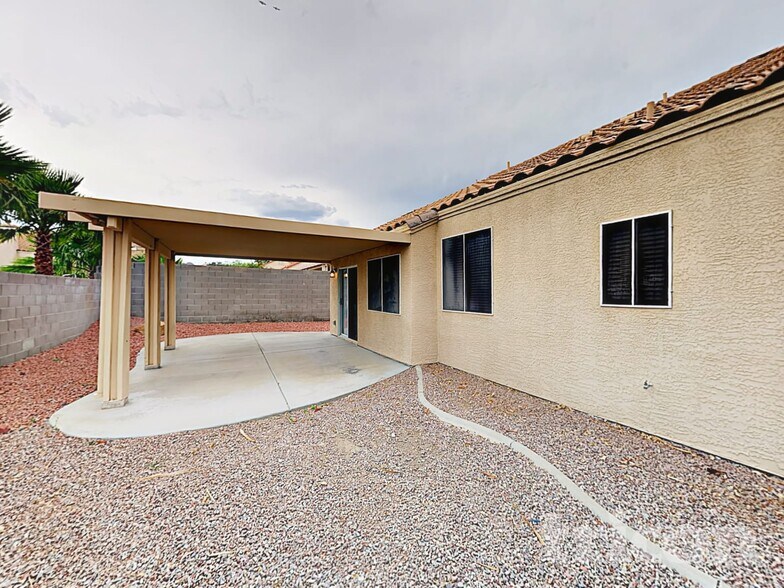 Building Photo - 610 Largo Azul Ave