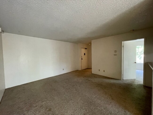 Building Photo - 1 Bedroom 1 Bathroom Single Story Condo on...