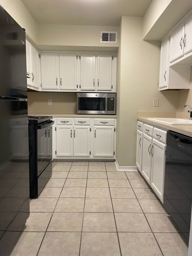 Building Photo - Beautiful 3 Bedroom 3 Bathroom Townhome for Rent