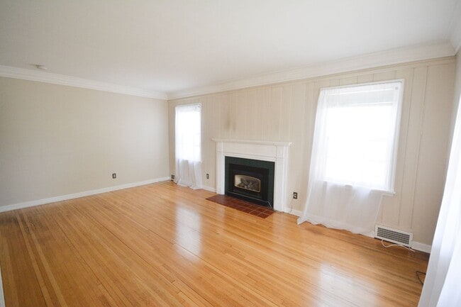 Building Photo - Beautiful 4 Bedroom With Modern and Unique...