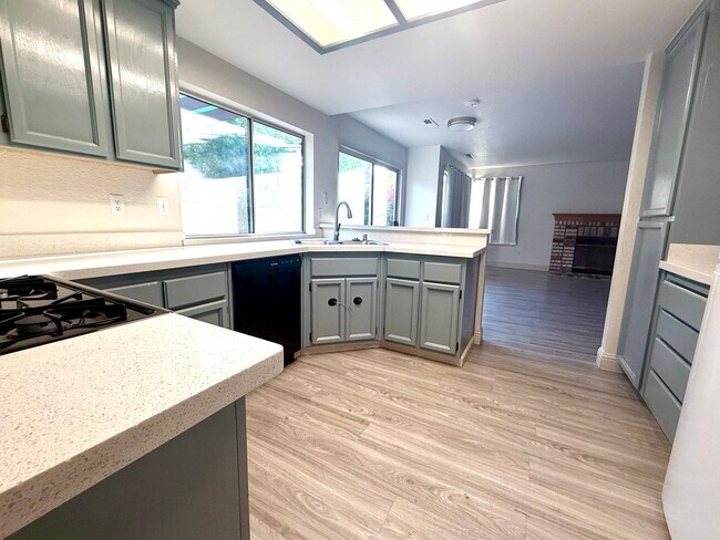 Building Photo - Beautiful 2 Story 4 Bedroom 2.5 Bath Home ...