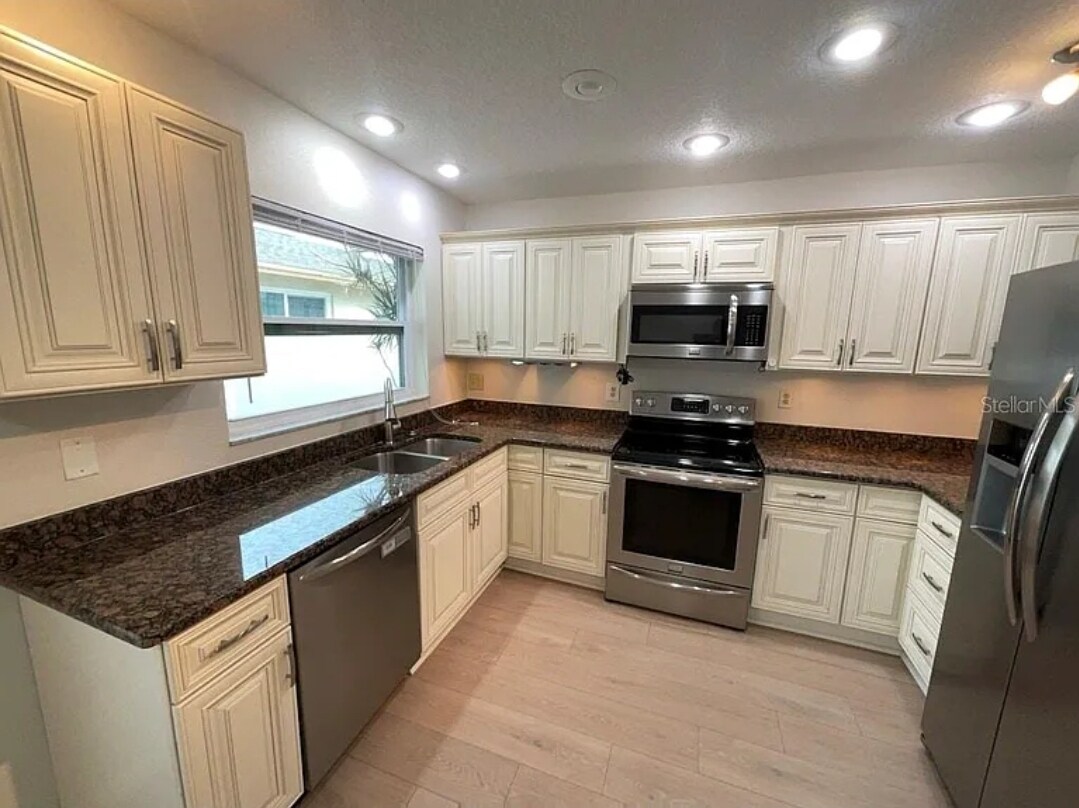 Building Photo - 1608 Amberlea Dr N
