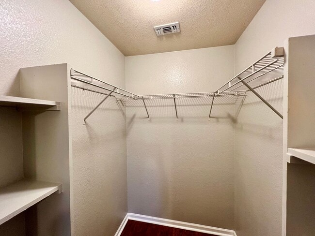 Building Photo - MUST SEE!! Rustic Style 3 Bedroom / 2 Bath...