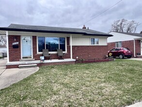 Building Photo - 1291 N Selfridge Blvd