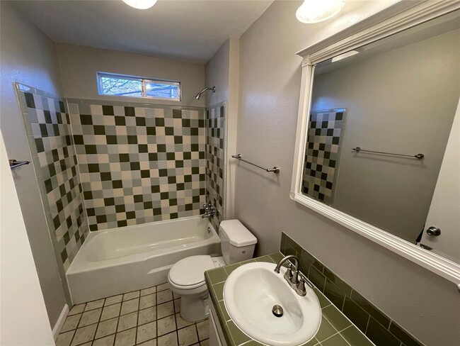 Building Photo - 610 Franklin Blvd