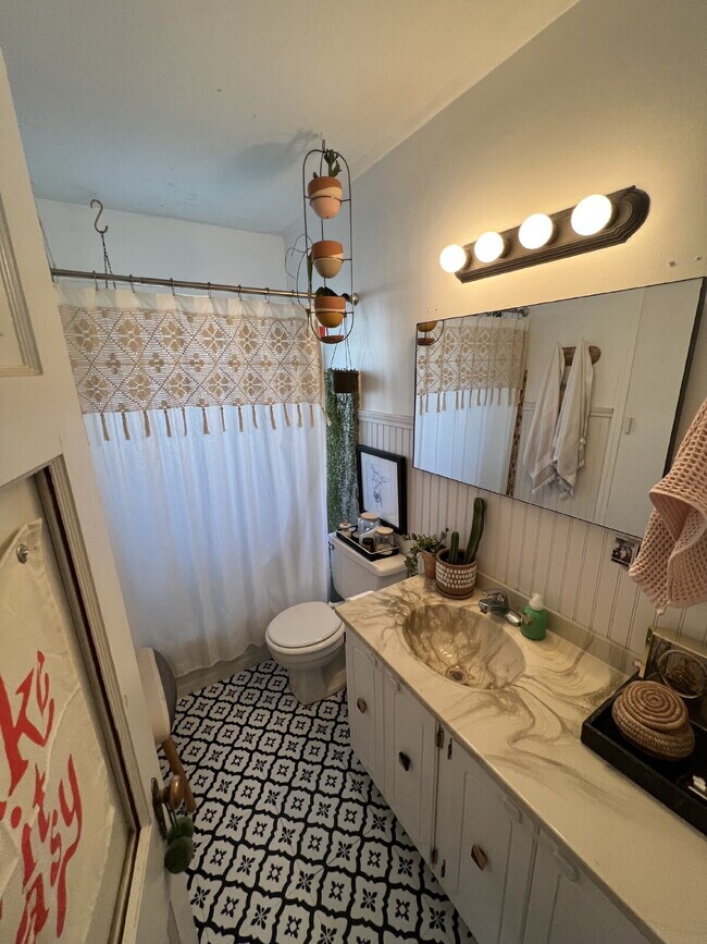 Building Photo - Charming 3-Bedroom Home with Sunroom Available for Summer 2026 Pre-Lease