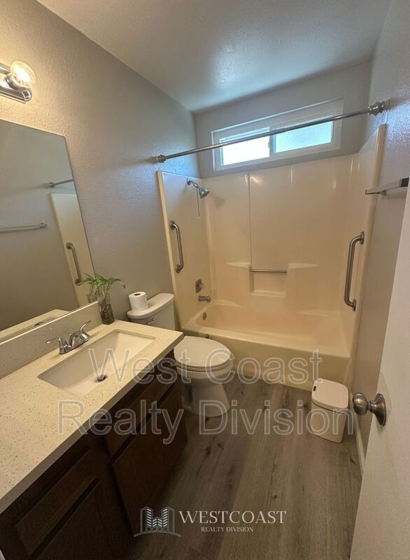 Building Photo - 627 Solano Dr