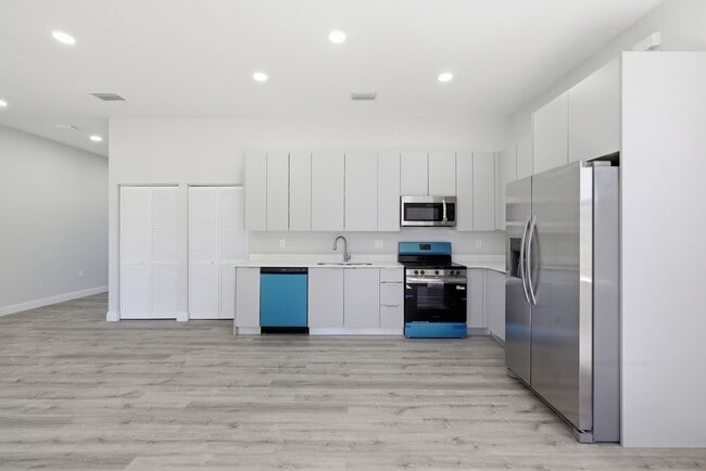 Building Photo - 825 Carbon St E