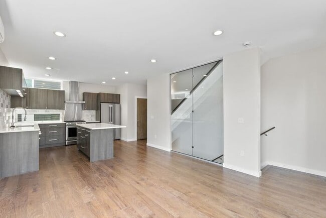 Building Photo - Trendy West Seattle Townhome w/Air Conditi...