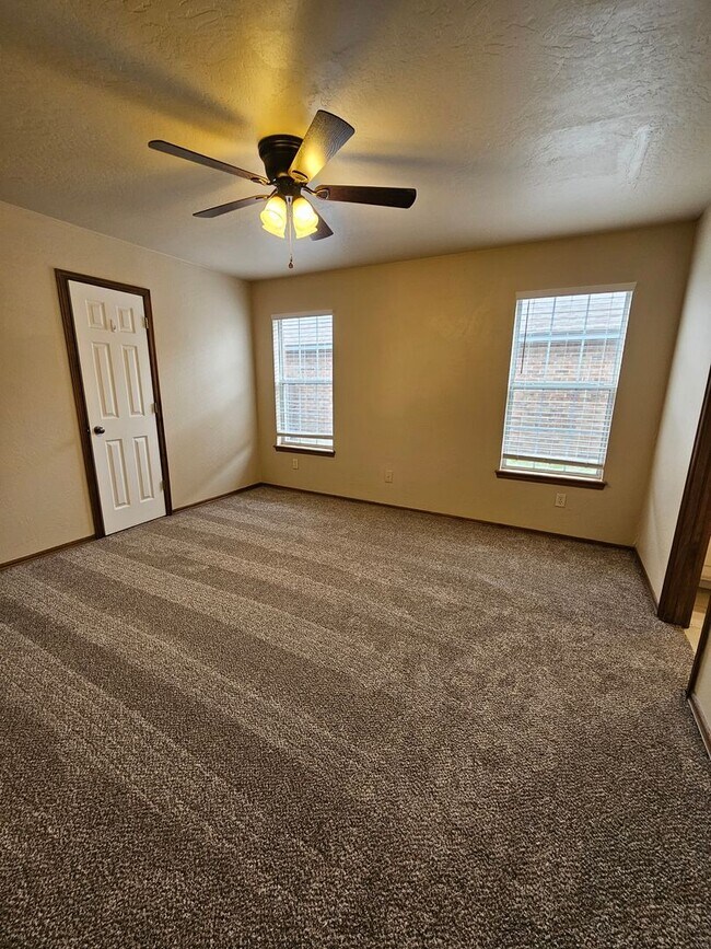 Building Photo - (4) Bed/(2) Bath in Moore w/ Shelter Avail NOW! Pets Negotiable!