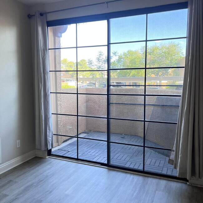 Building Photo - 2 Bed, 2 Bath condo, ground floor unit