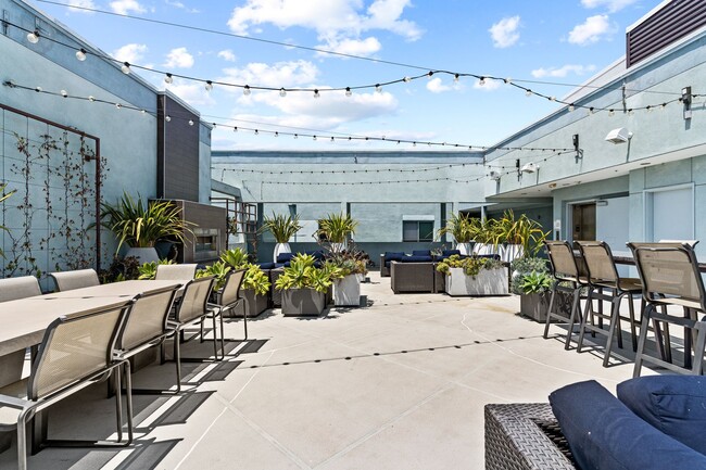 Building Photo - Stunning Modern Luxury 3BD/2BA Condo in Ma...