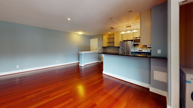 Building Photo - Top Floor Palisades Spacious One Bedroom W/Washer/Dryer In Unit!