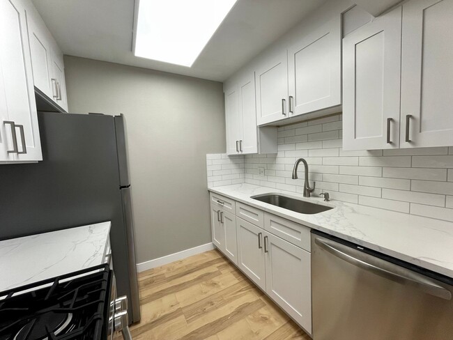 Building Photo - Upgraded 2-Bedroom Condo Near the Universi...