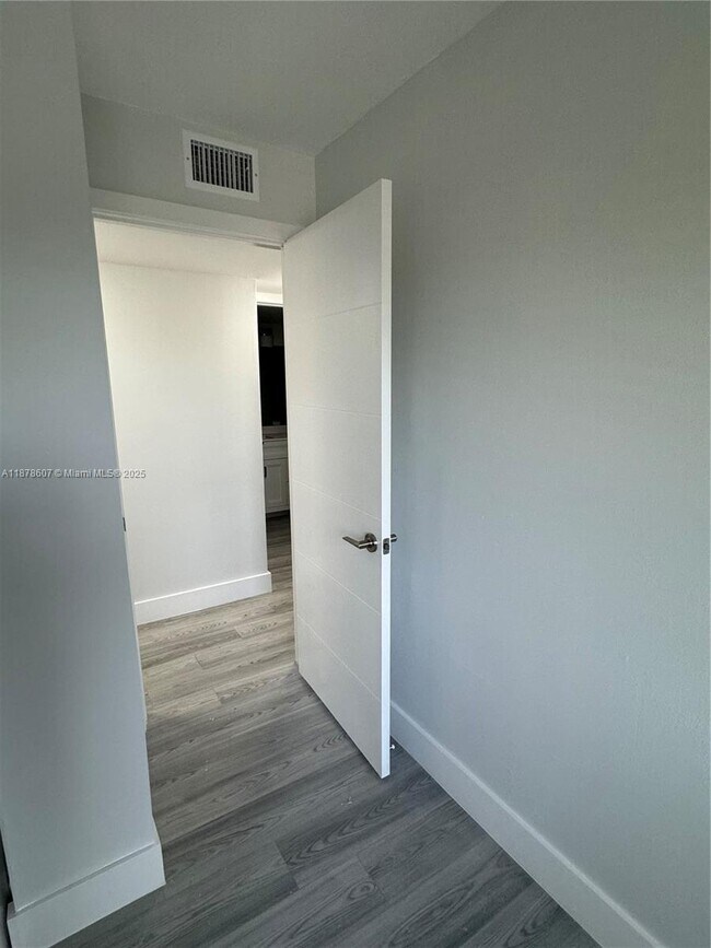 Building Photo - 3720 N Pine Island Rd