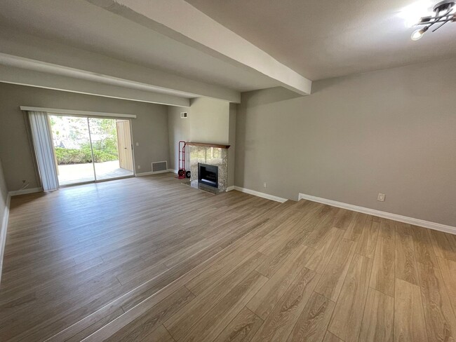 Building Photo - 2 Bedroom Condo near Lake San Marcos