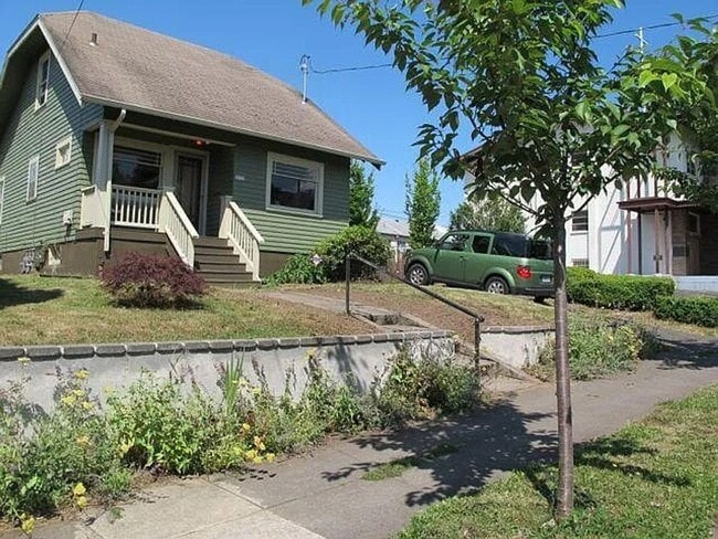 Building Photo - 3715 N Gantenbein Ave