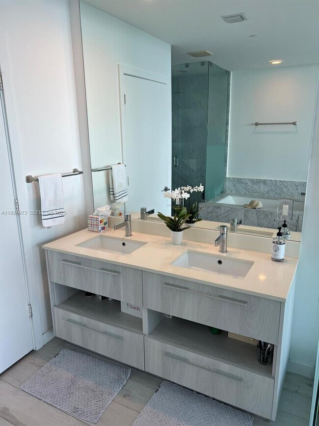 Building Photo - 480 NE 31st St