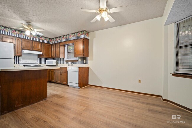 Building Photo - 908 Schaub Ave