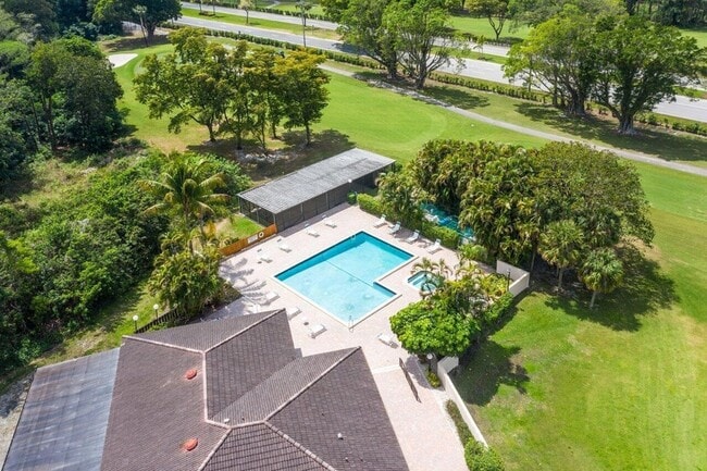 Building Photo - 8566 Casa Del Lago