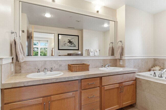 Building Photo - Boutique Bainbridge Condominium