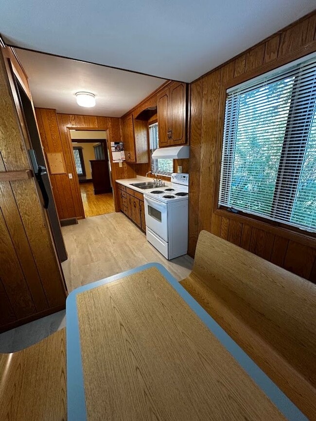 Building Photo - 3 Bedroom, 1 Bathroom Single Family Home - Staples