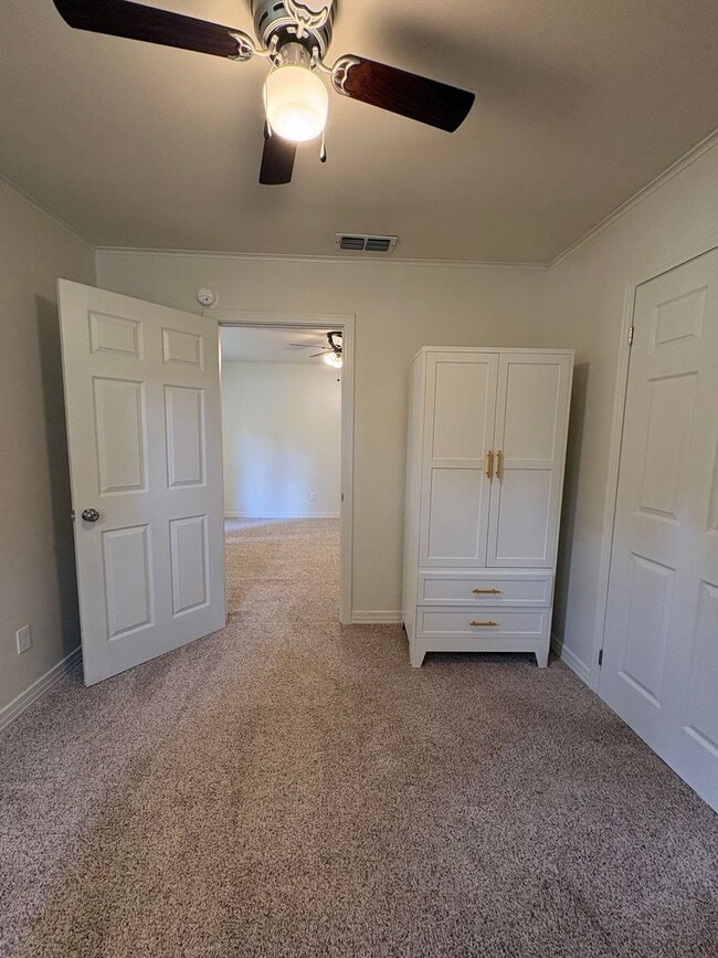 Building Photo - Beautiful 4 bedroom/1 bath with Central Air & Heat on Corner Lot