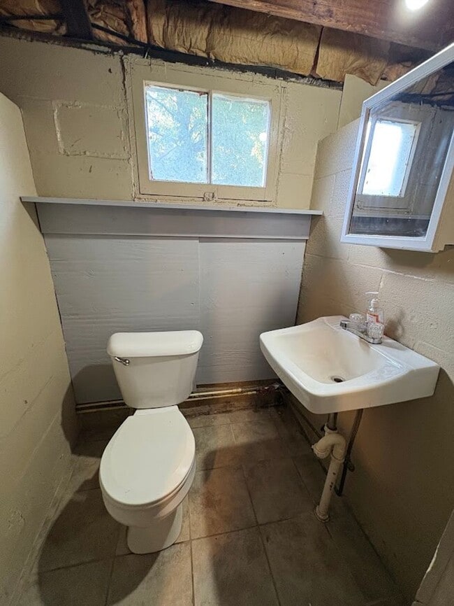 Building Photo - Three bedroom two bathroom home for rent