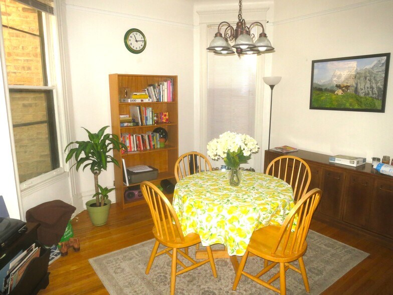 Building Photo - 833 W Newport Ave