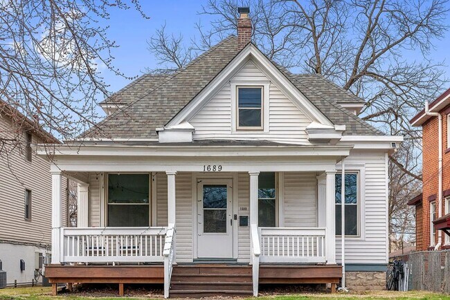 Building Photo - 5 BEDROOMS + 2 FULL BATHROOMS + 5 FREE OFF...