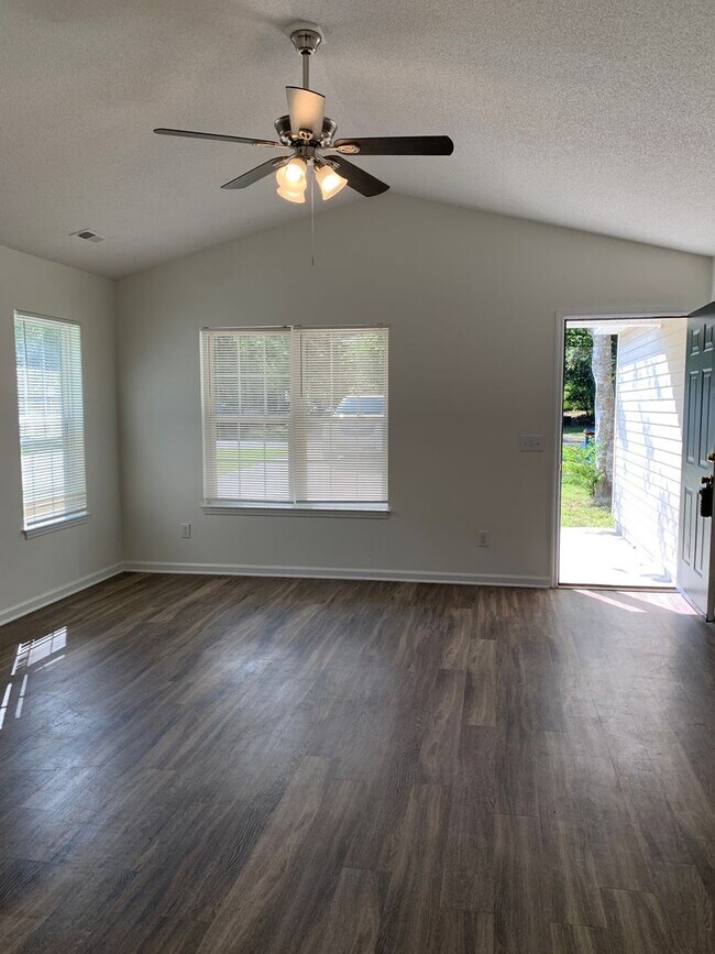 Building Photo - 3 Bedroom 2 Bath House on Hillsdale Drive