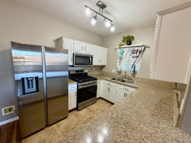 Building Photo - 2 bedroom condo in gated SE location.