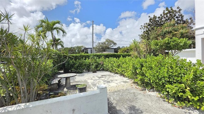 Building Photo - 1105 NE 119th St