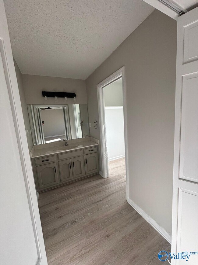 Building Photo - 1305 Hiwan Trail SE