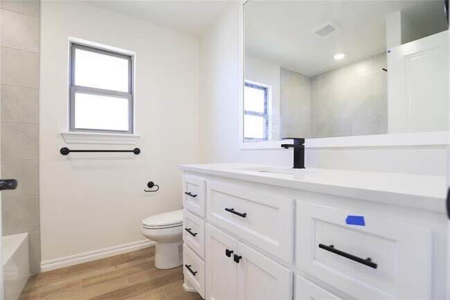 Building Photo - 8201 Mountain Oak Dr