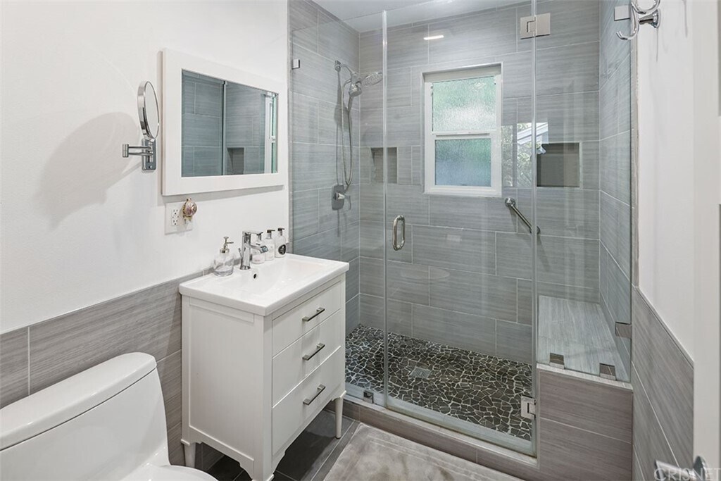 Matser Bath Room - 6565 Vicky Ave