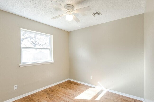 Building Photo - 645 Lloyd Ave