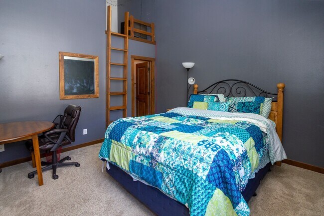 Building Photo - Woodworks Townhome- 3 Bedroom/3 Bath Unit w/Updated kitchen on the Bus Route