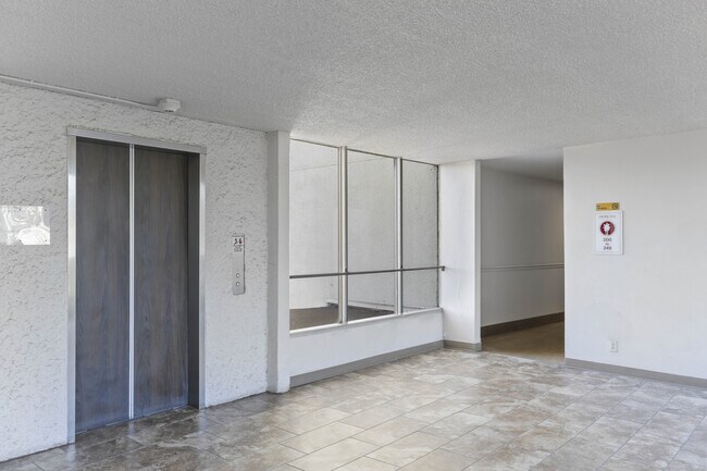 Building Photo - 3050 Rue D’Orleans