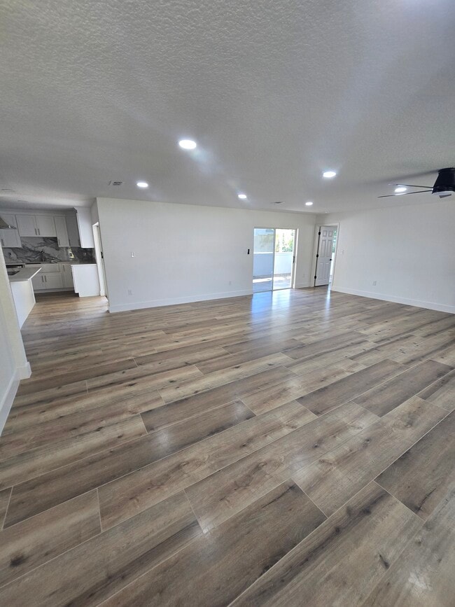 Building Photo - 383 Floral Dr