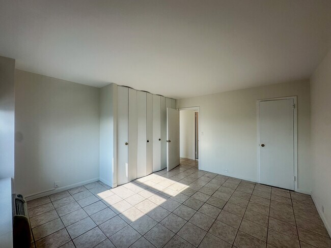 Building Photo - 1255 N Sandburg Terrace