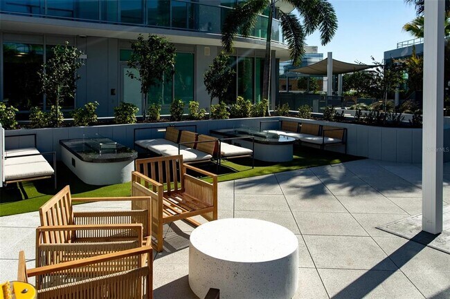 Building Photo - 400 Central Ave