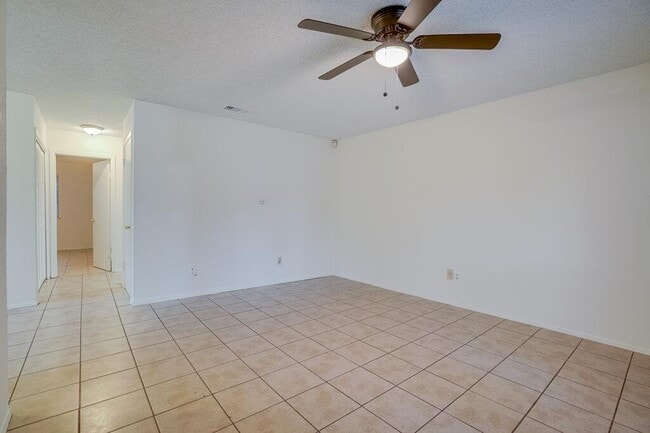 Building Photo - 10310 Little Pebble Dr