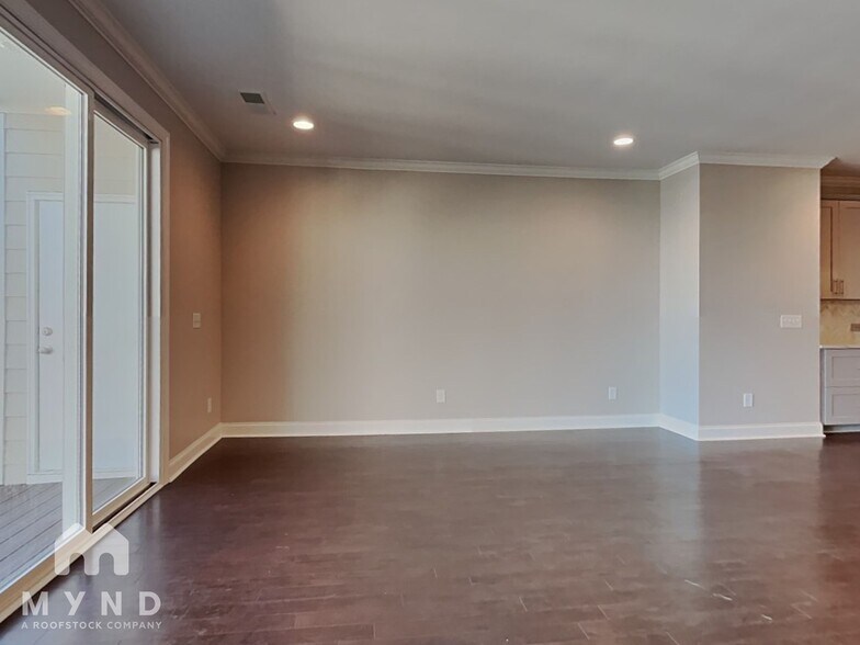 Building Photo - 2547 Statesville Ave